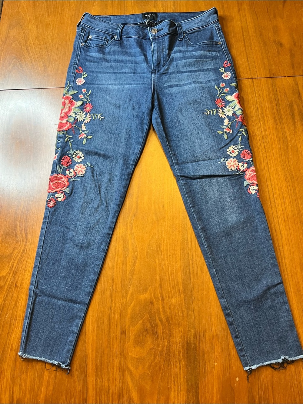 Celebrity Pink Chandelier Dark Floral Embroidered Stretch Skinny Jeans